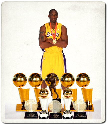 Kobe con sus trofeos